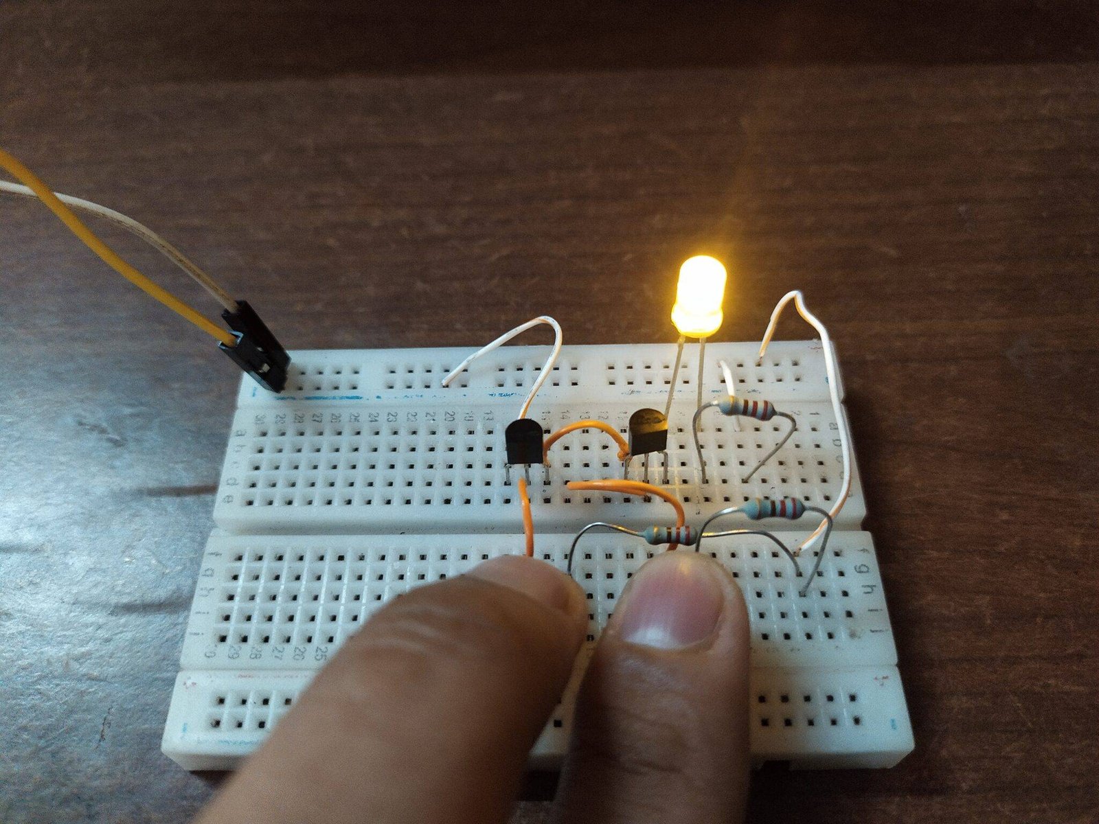 logic gates with transistors on breadboard Implement Logic gates