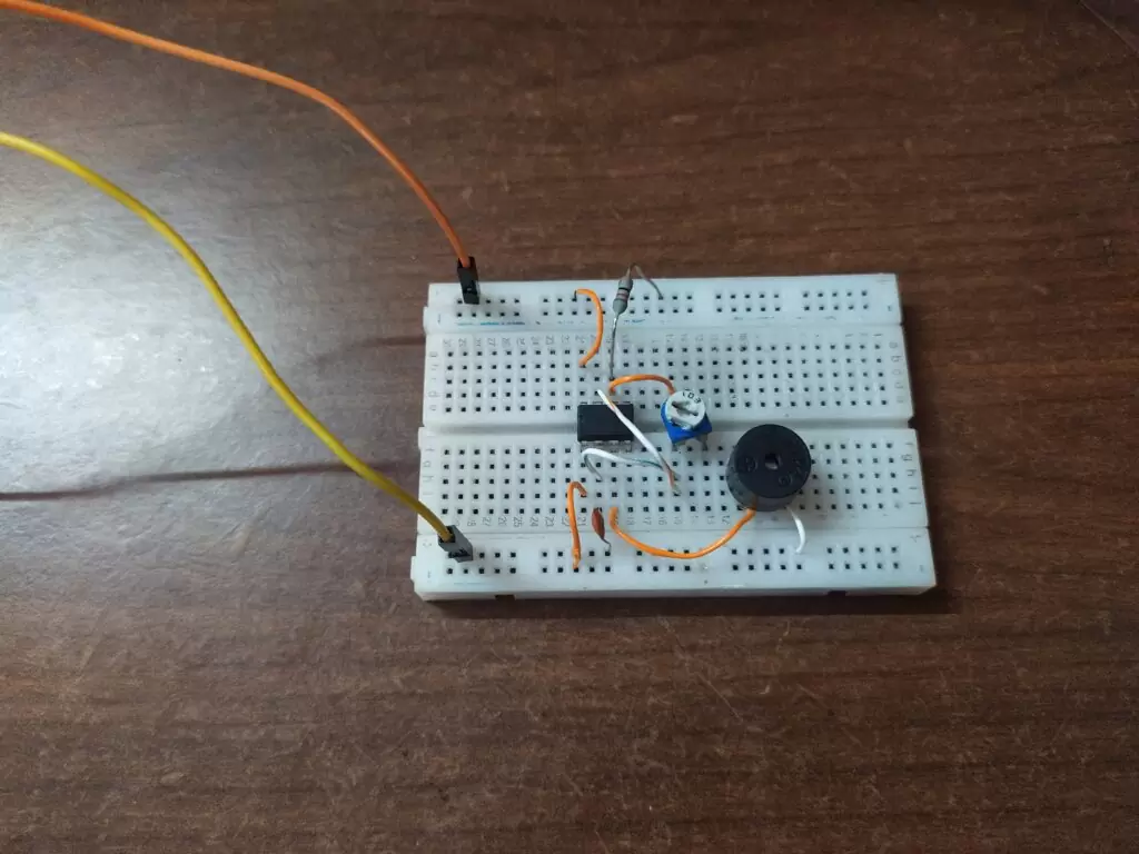 555 timer circuit on bredboard