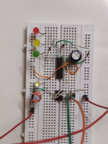 traffic light project using 555 | 555 timer traffic light | 555 project